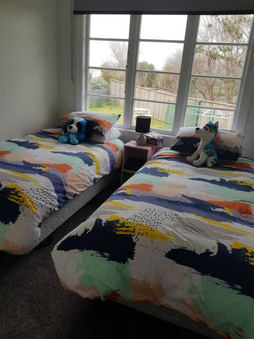 Relaxed Beach Retreat, mod family friendly bach view 4
