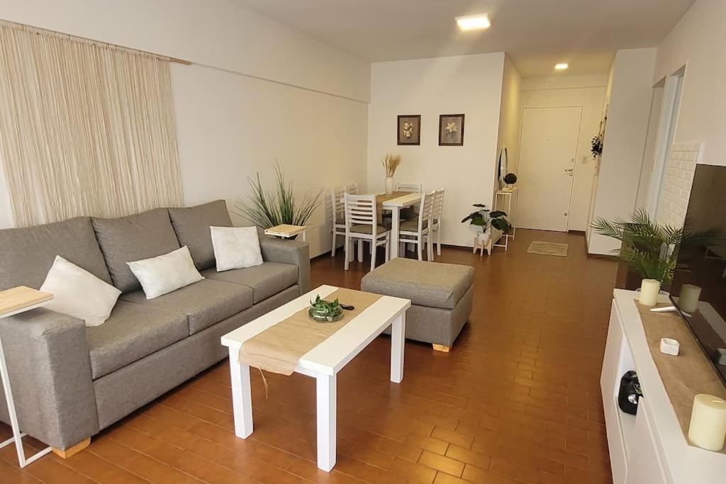 Hermoso Depto en La Perla con Balcón Cochera 5 Personas 8 cuadras del Mar