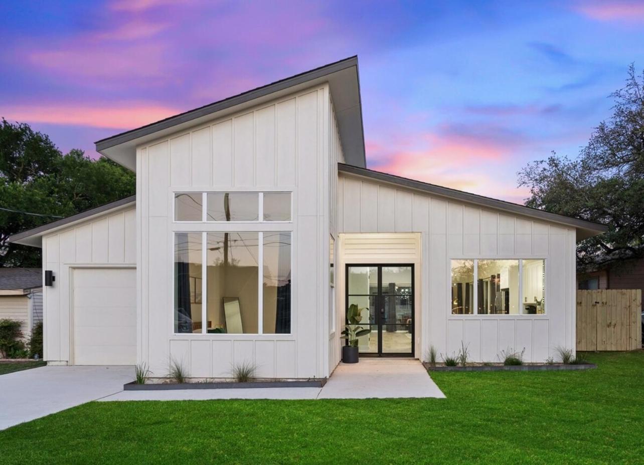 White Dove Pool House- Modern Luxury 4BR Home Near