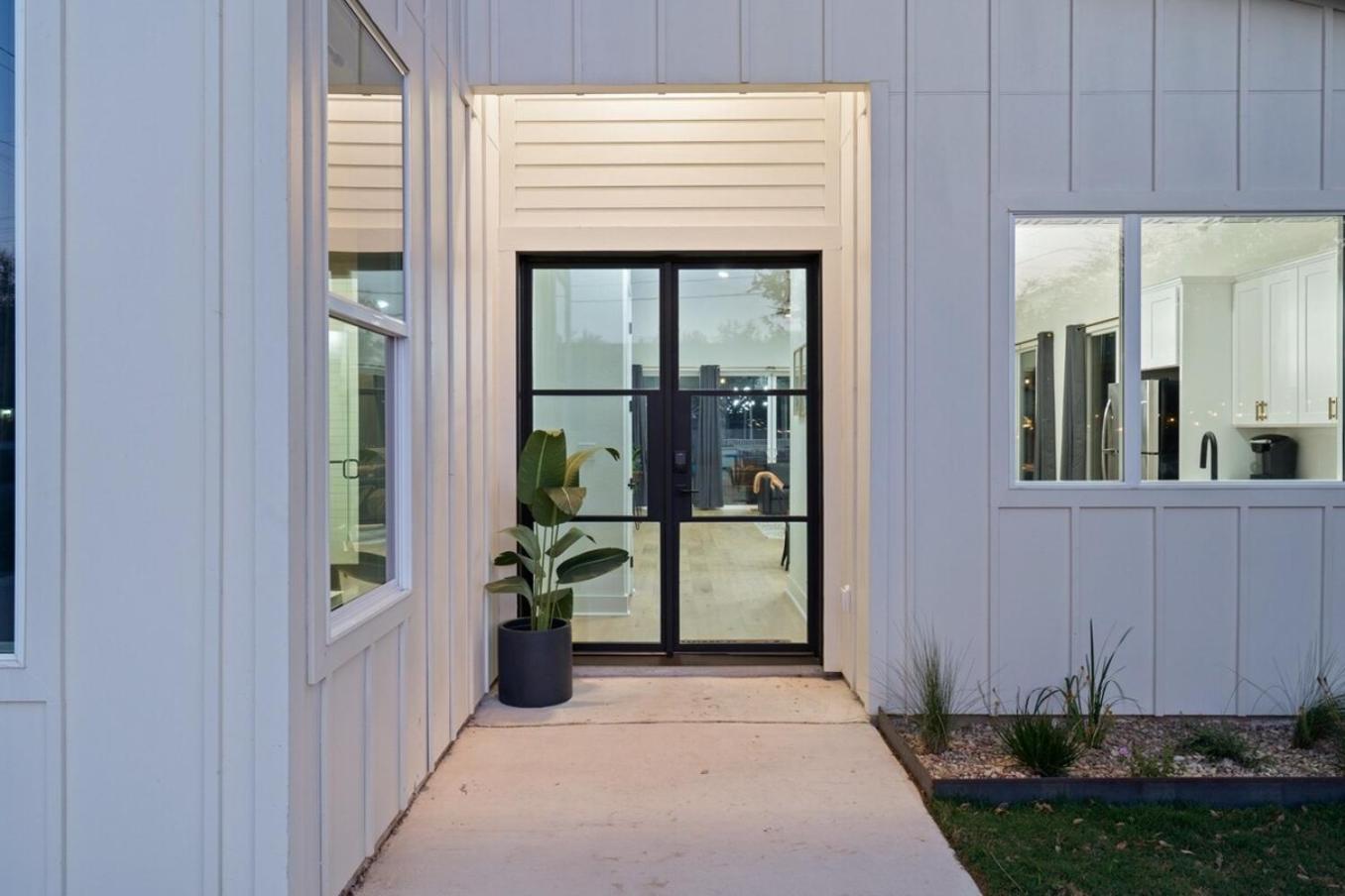 White Dove Pool House- Modern Luxury 4BR Home Near