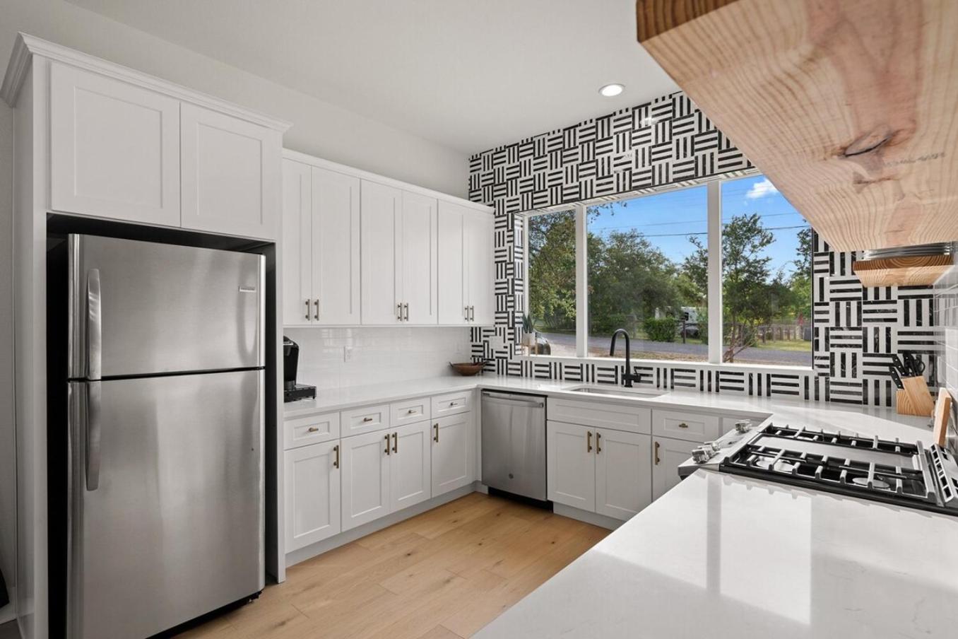 White Dove Pool House- Modern Luxury 4BR Home Near