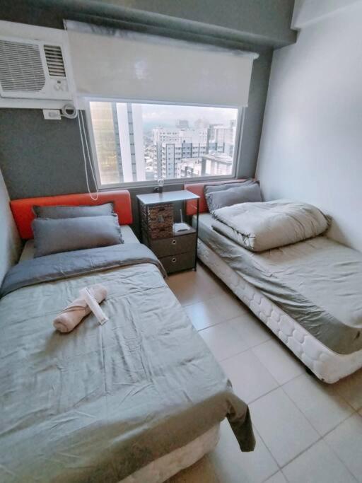 Affordable Studio 2 Twin Beds - City View EDSA view 3