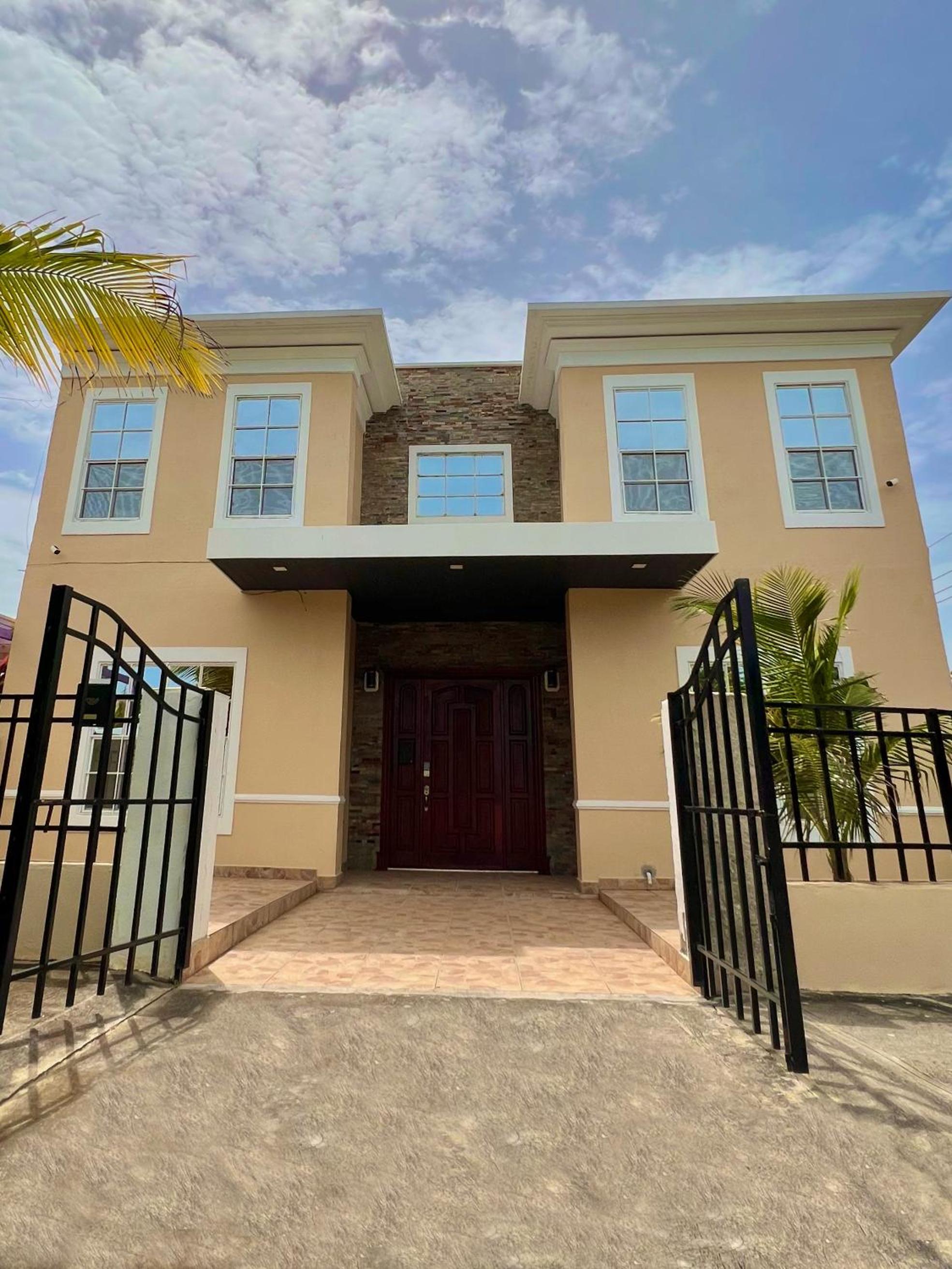 Luxury 4 Bedroom And 3 Bath Riverside Area Home Private Spacious view 3