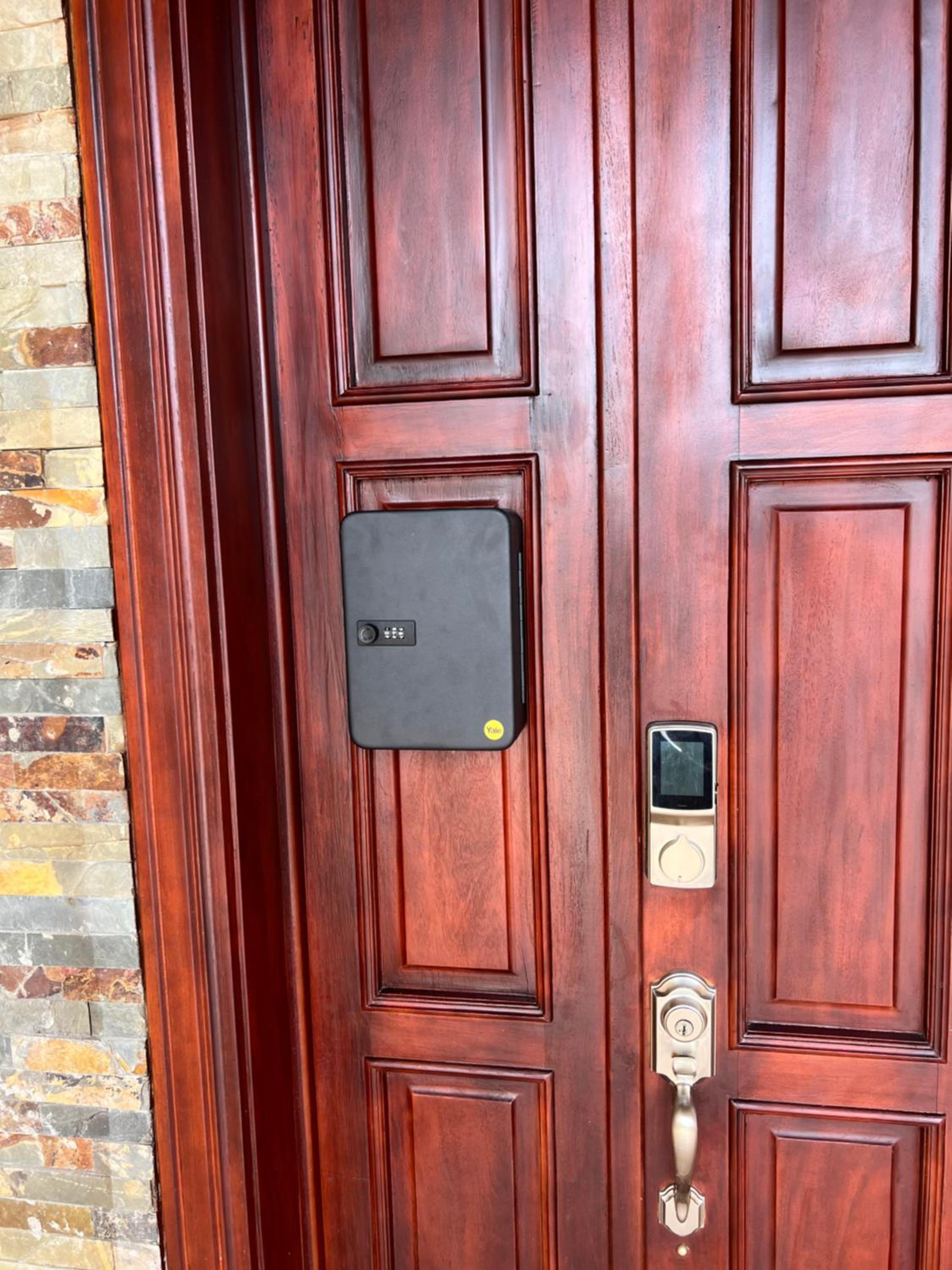 Luxury 4 Bedroom And 3 Bath Riverside Area Home Private Spacious view 5