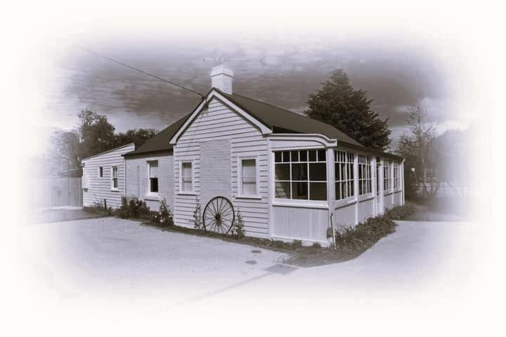 The Baker's Cottage in the Heart of Richmond Sleeps 6
