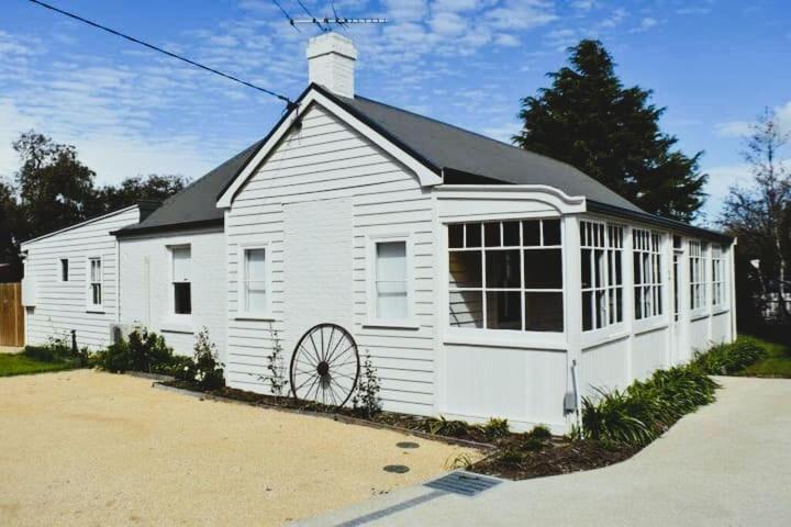The Baker's Cottage in the Heart of Richmond Sleeps 6
