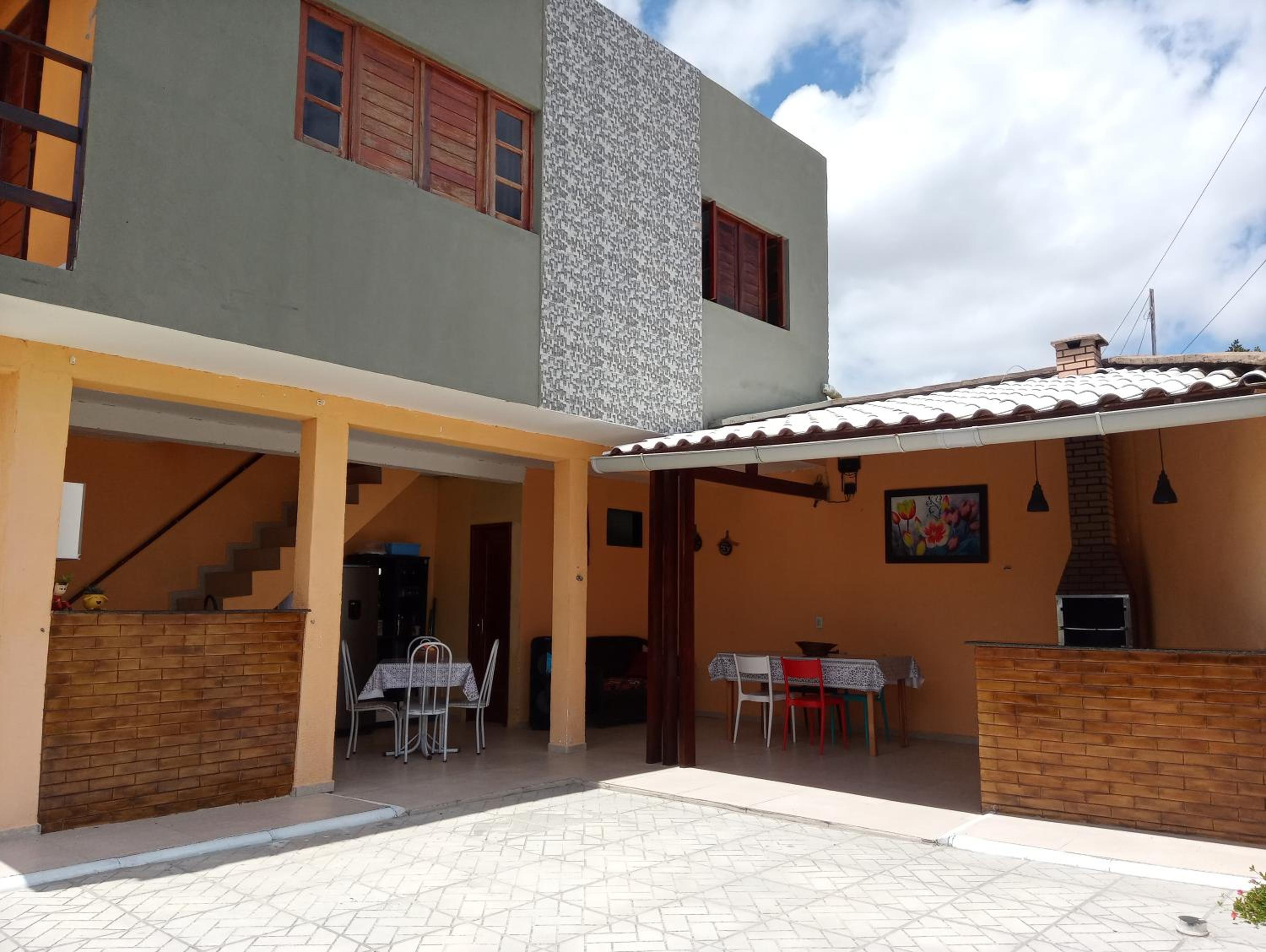 Rancho Ensolarado com pátio churrasqueira e piscina