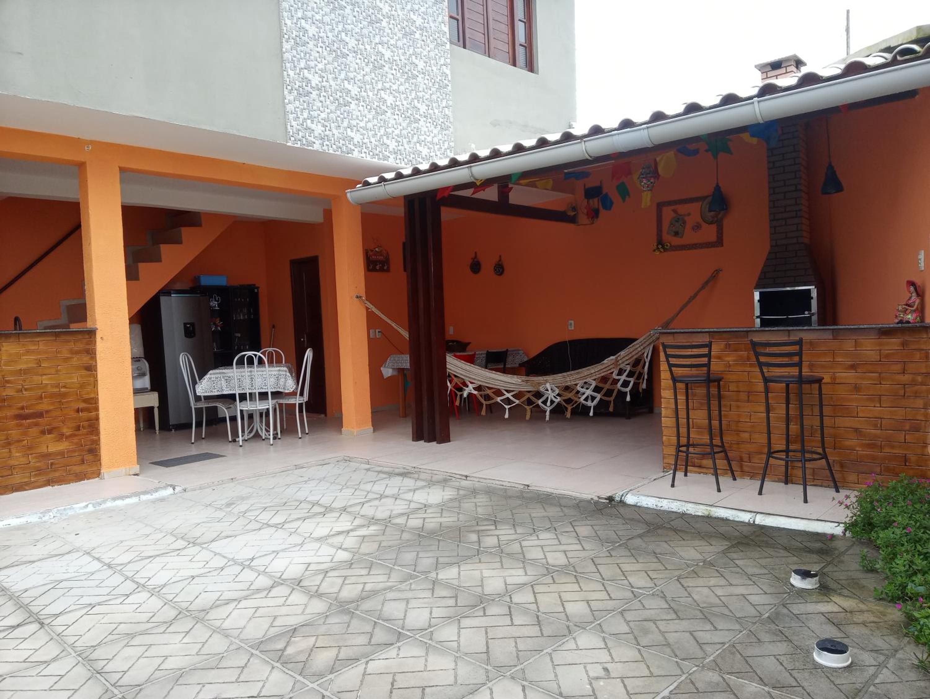 Rancho Ensolarado com pátio churrasqueira e piscina
