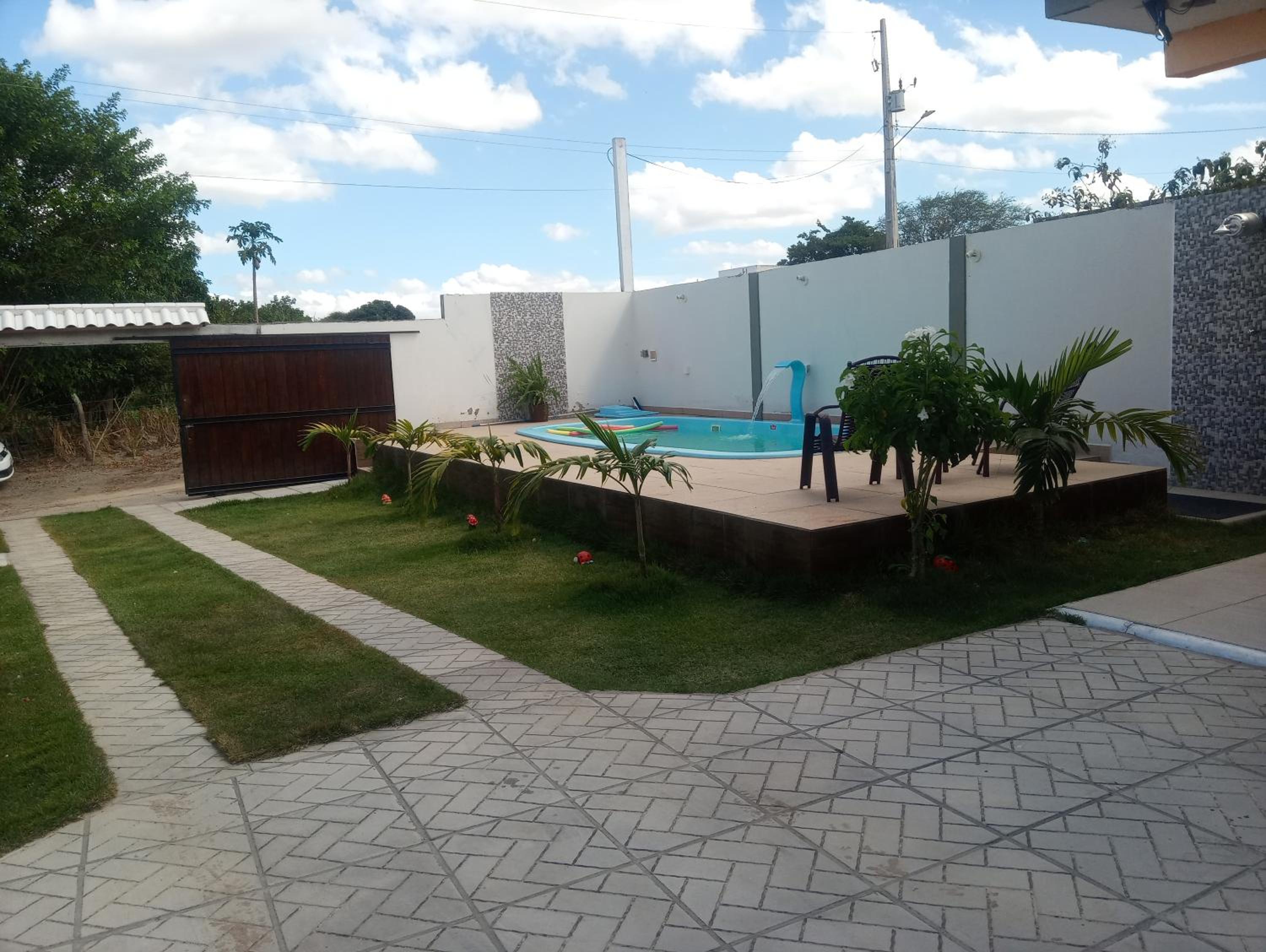 Rancho Ensolarado com pátio churrasqueira e piscina
