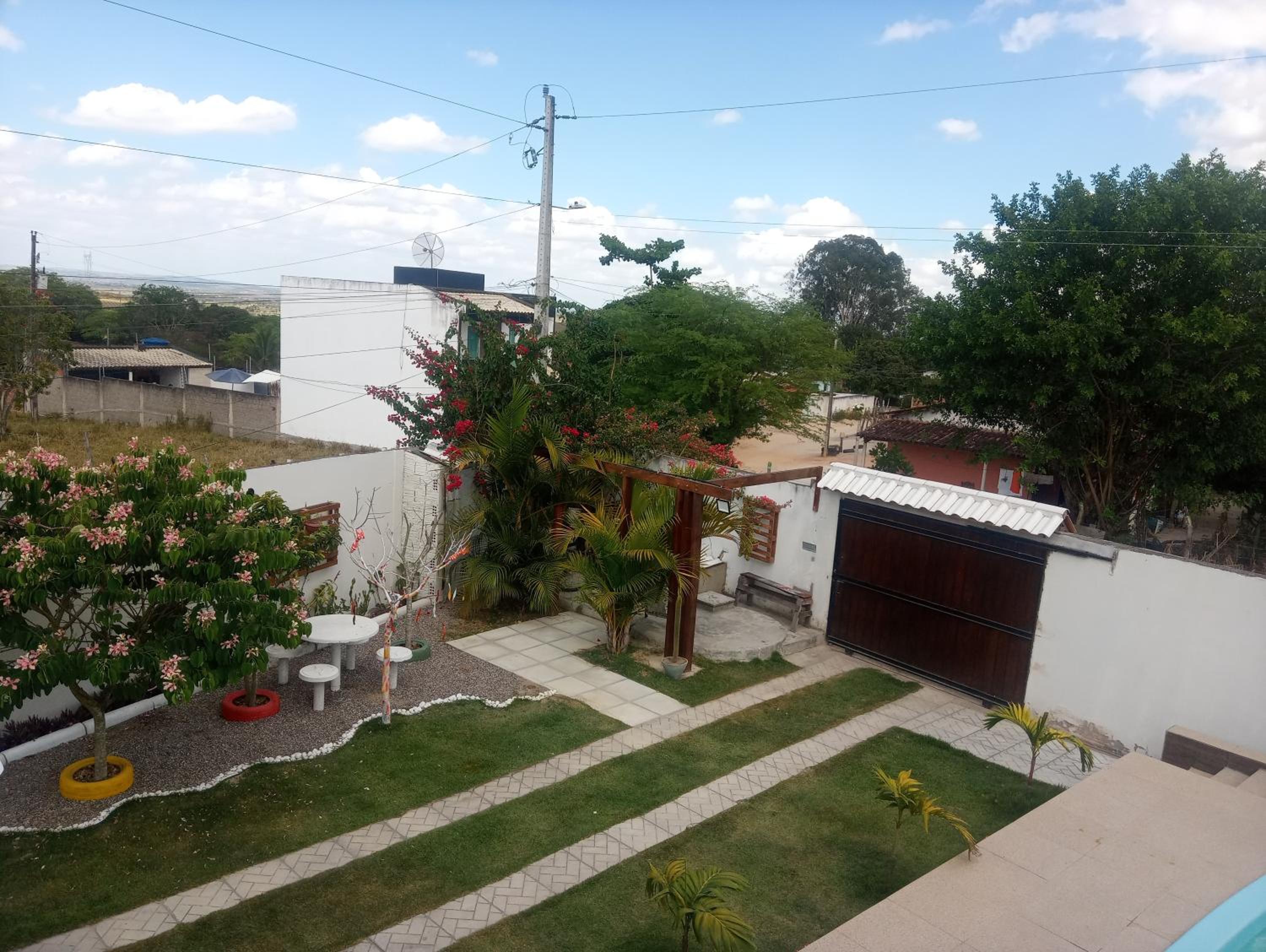 Rancho Ensolarado com pátio churrasqueira e piscina