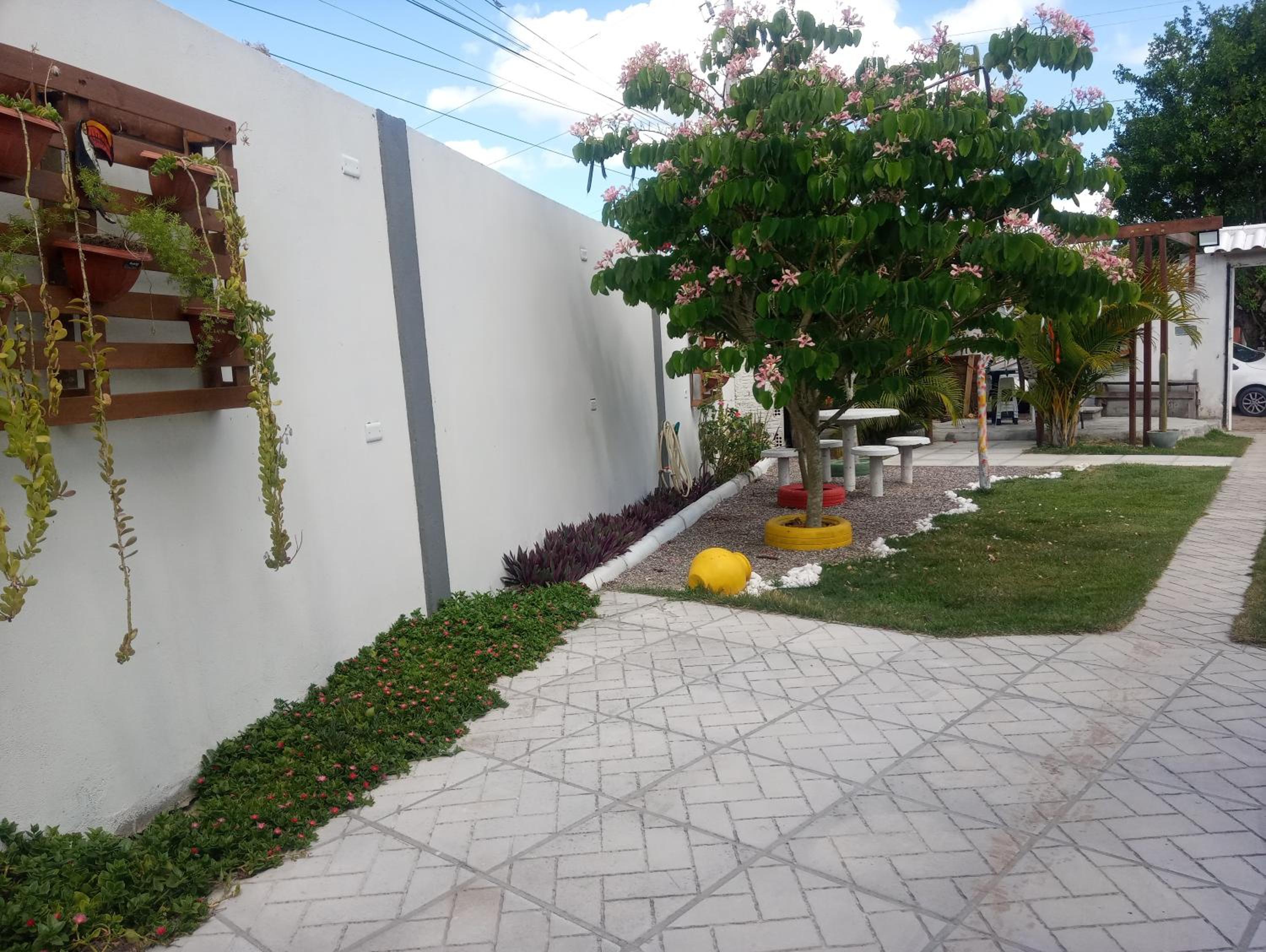 Rancho Ensolarado com pátio churrasqueira e piscina