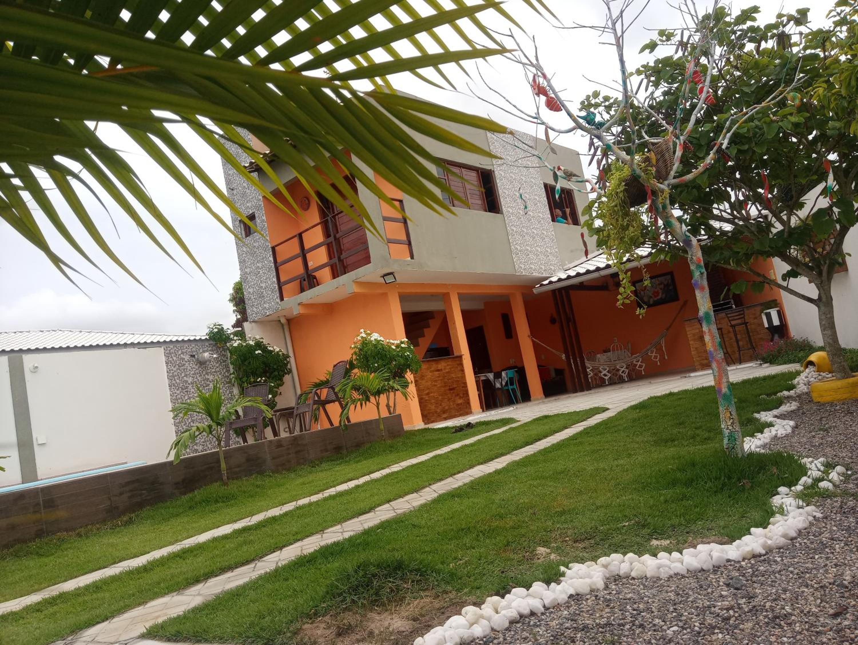 Rancho Ensolarado com pátio churrasqueira e piscina