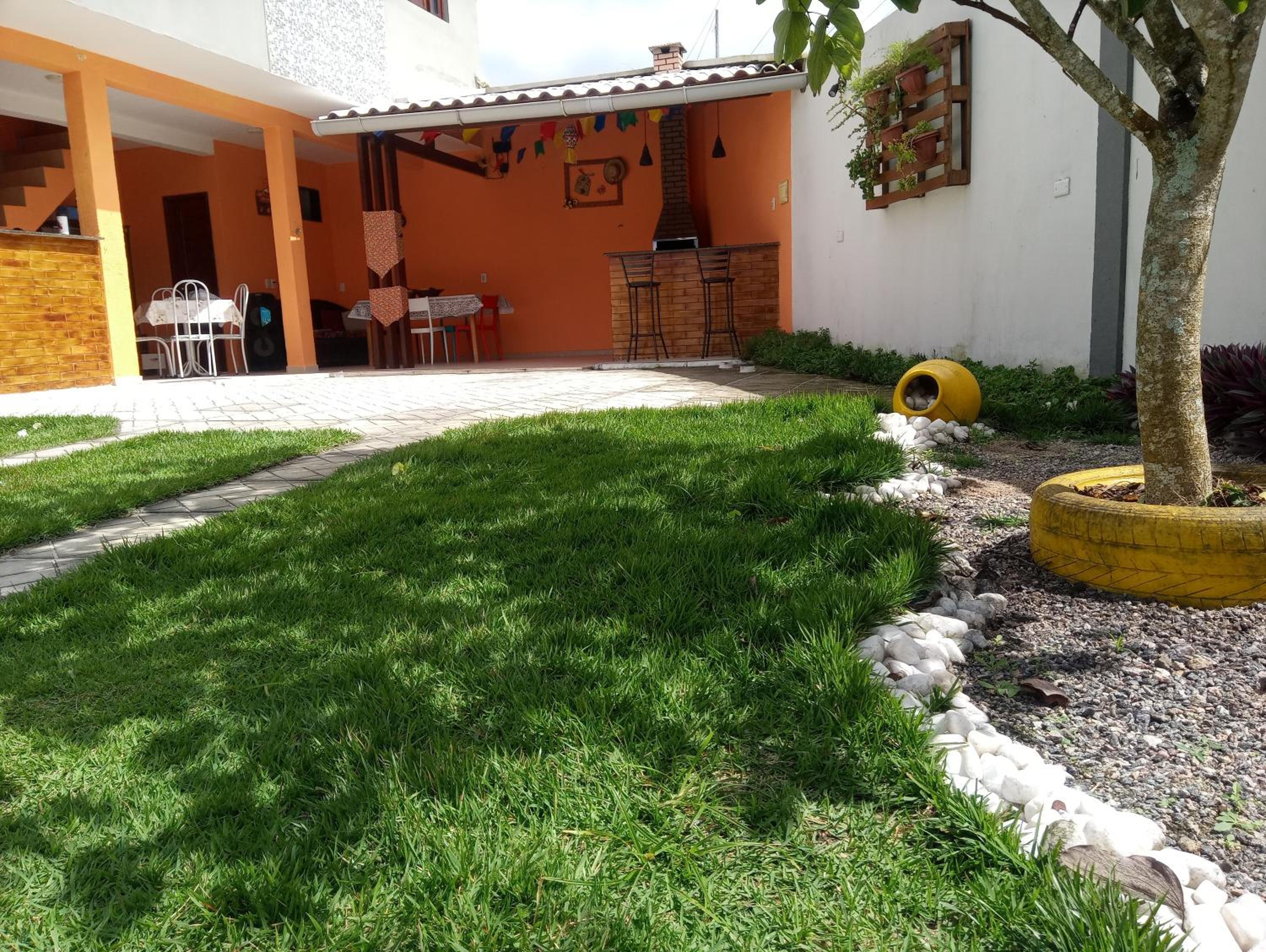 Rancho Ensolarado com pátio churrasqueira e piscina