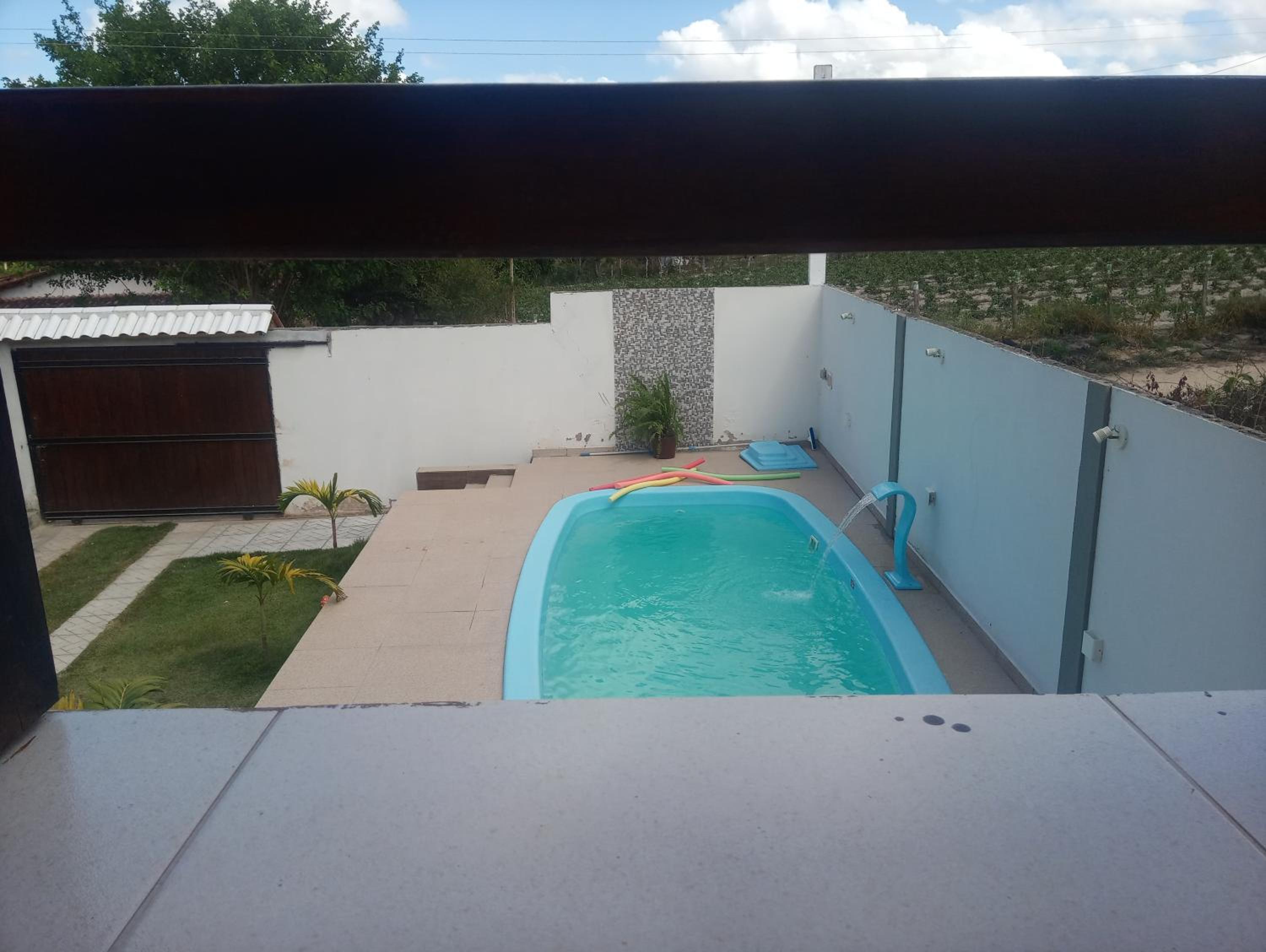 Rancho Ensolarado com pátio churrasqueira e piscina