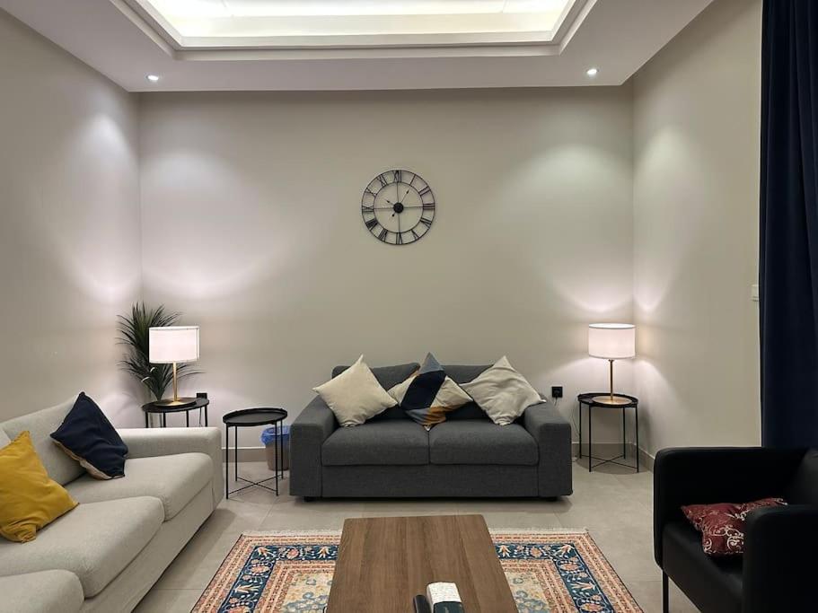 Luxury Centrally located apt in izdhar Classy area