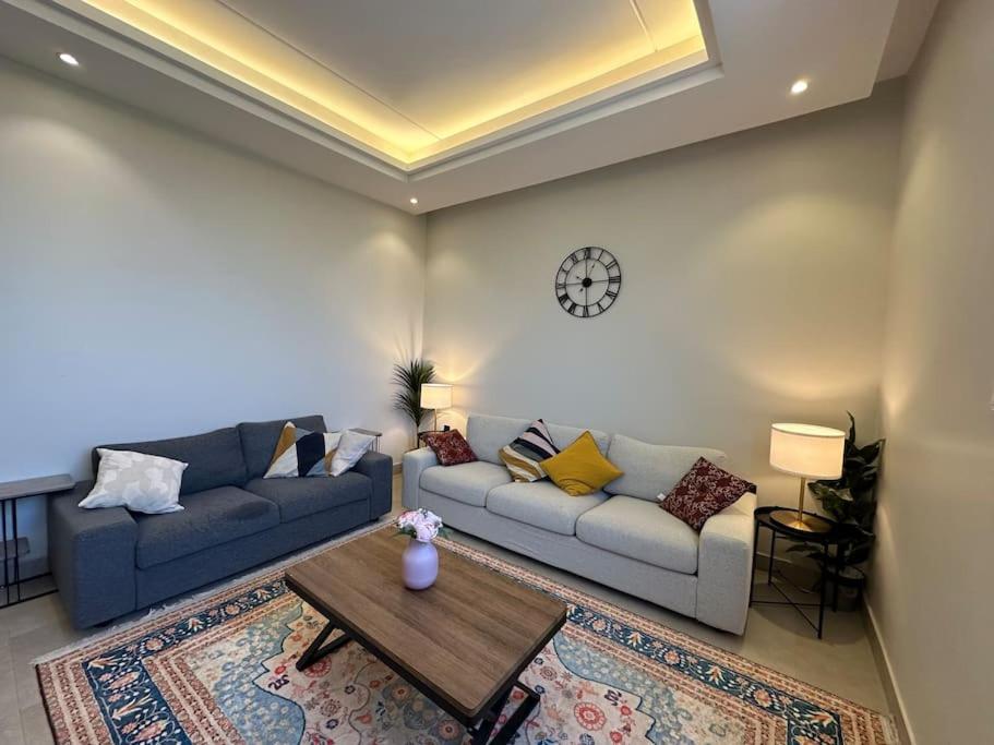 Luxury Centrally located apt in izdhar Classy area