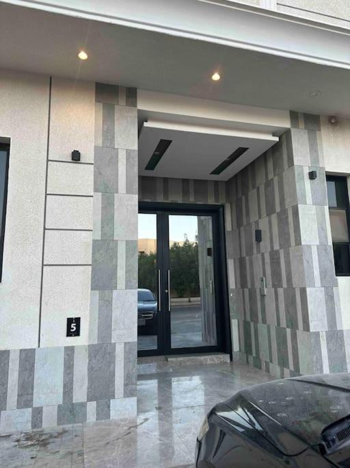 Luxury Centrally located apt in izdhar Classy area