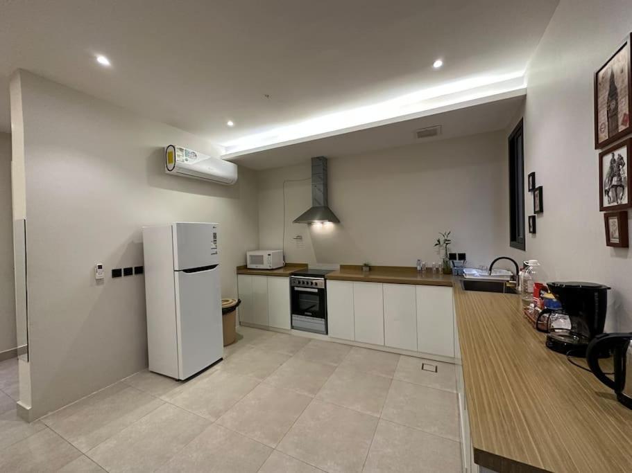 Luxury Centrally located apt in izdhar Classy area