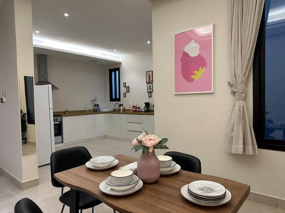 Luxury Centrally located apt in izdhar Classy area