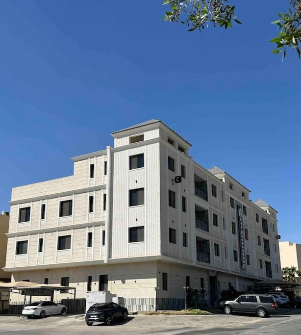 Luxury Centrally located apt in izdhar Classy area