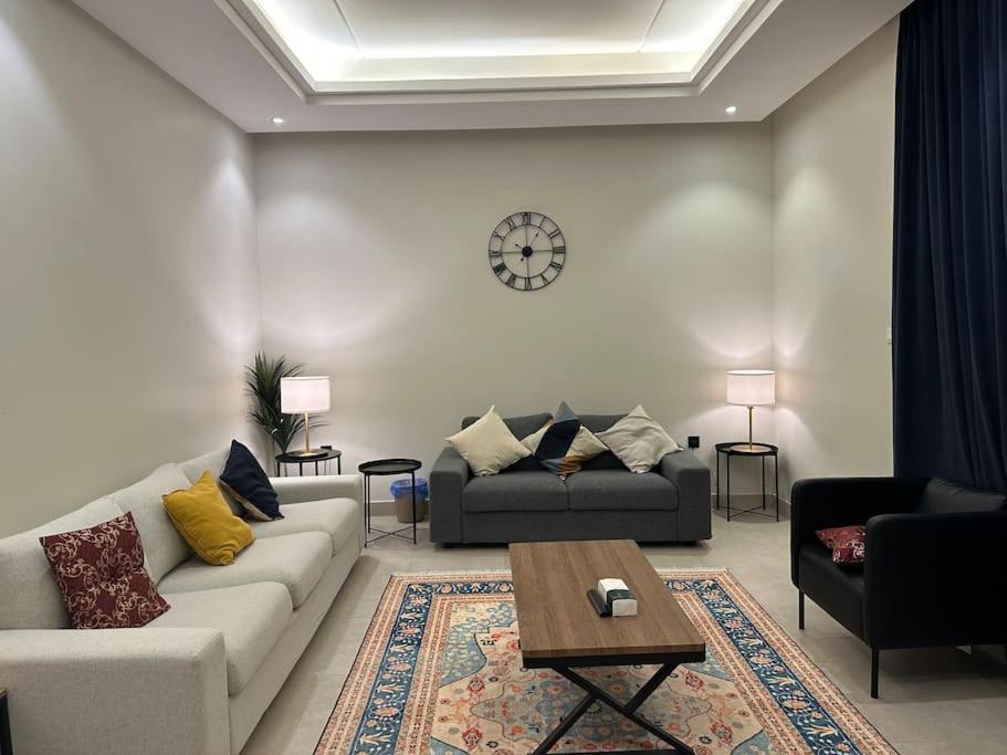 Luxury Centrally located apt in izdhar Classy area