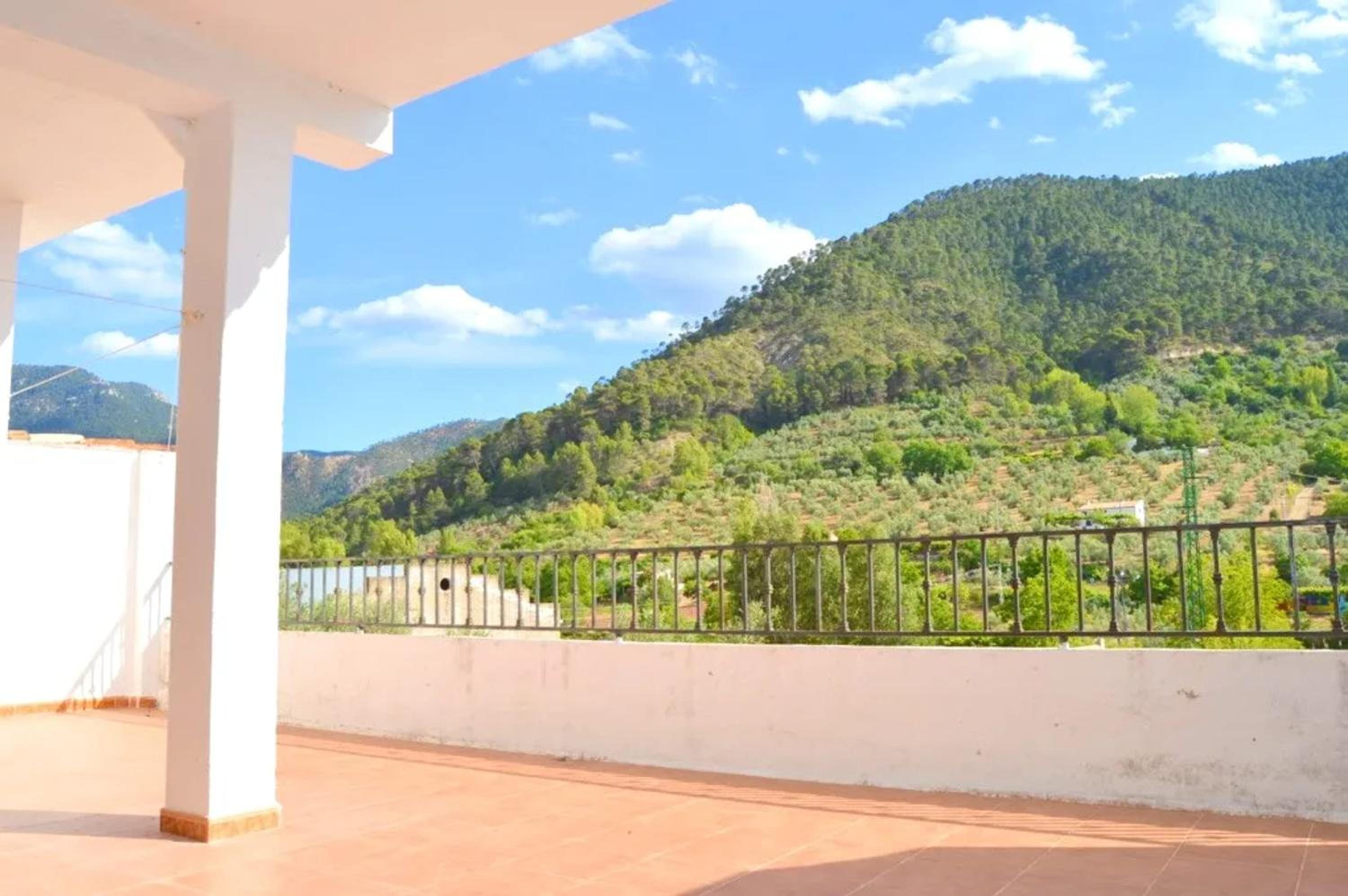 Charming house with mountain view in Siles + Garden view 2