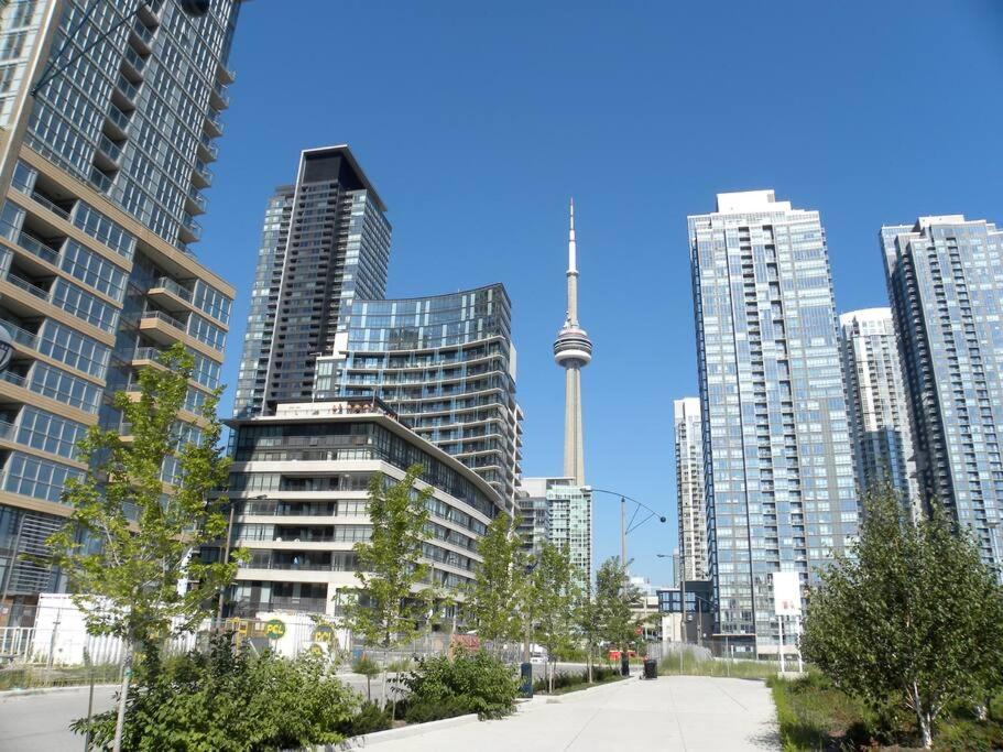 Stylish Condo Downtown Near CN Tower - Free parking