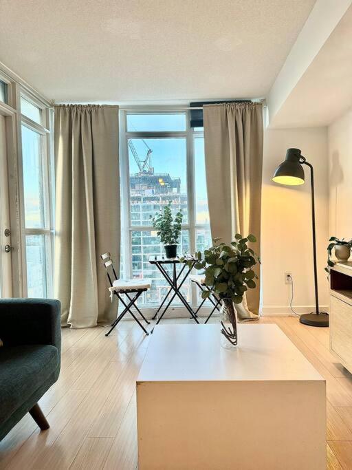 Stylish Condo Downtown Near CN Tower - Free parking