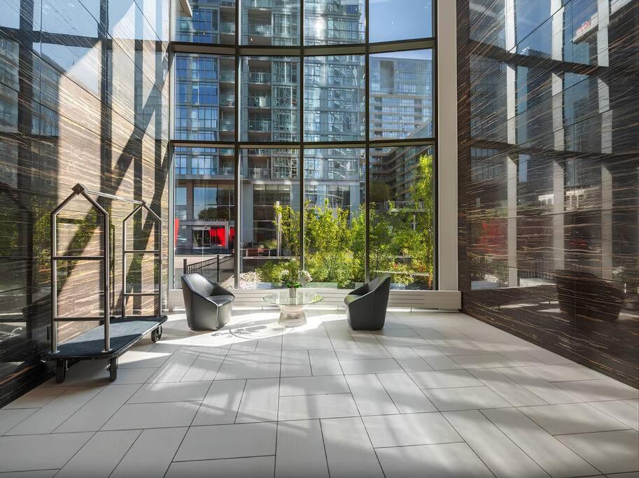Stylish Condo Downtown Near CN Tower - Free parking
