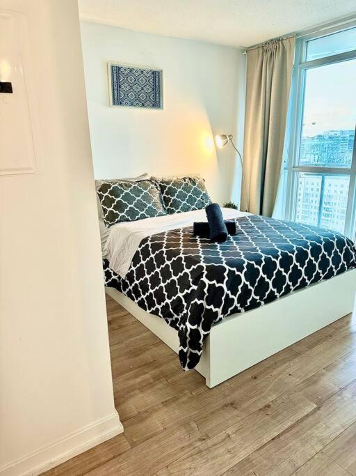 Stylish Condo Downtown Near CN Tower - Free parking