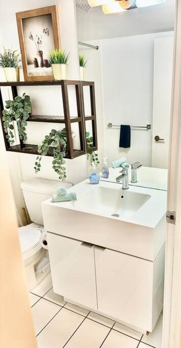 Stylish Condo Downtown Near CN Tower - Free parking