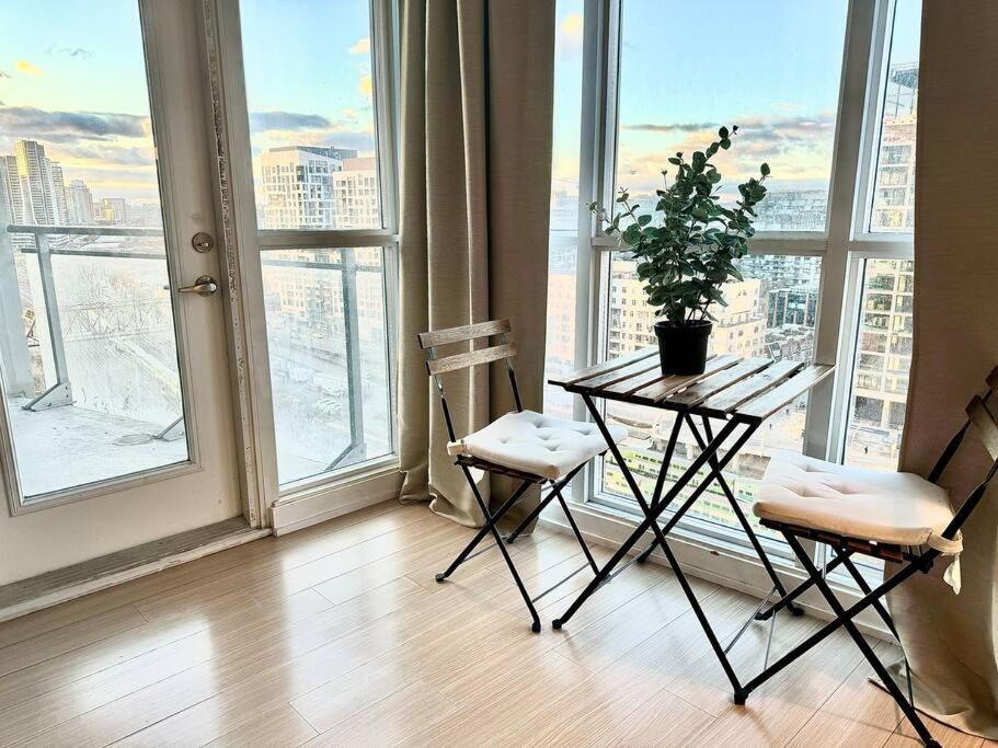 Stylish Condo Downtown Near CN Tower - Free parking