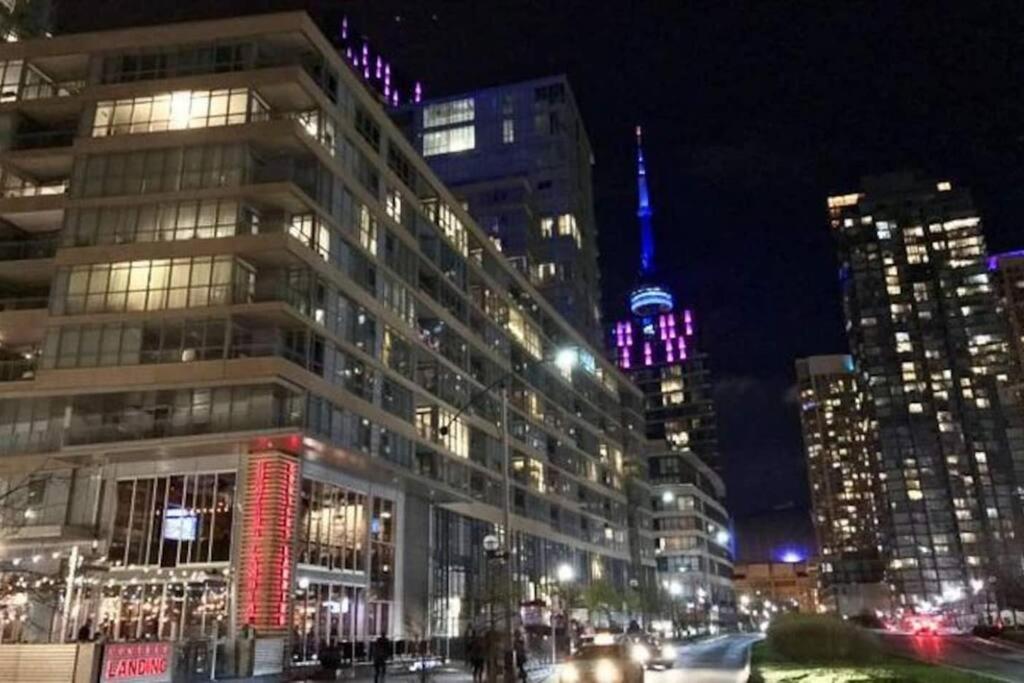 Stylish Condo Downtown Near CN Tower - Free parking
