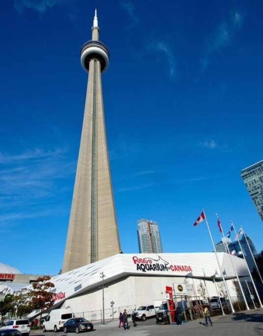 Stylish Condo Downtown Near CN Tower - Free parking