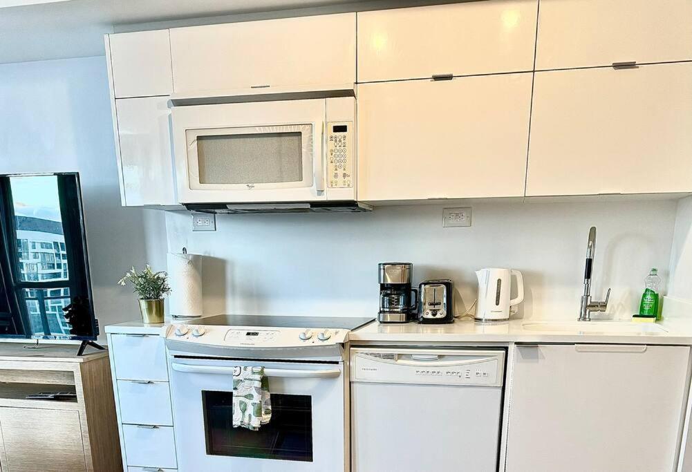 Stylish Condo Downtown Near CN Tower - Free parking
