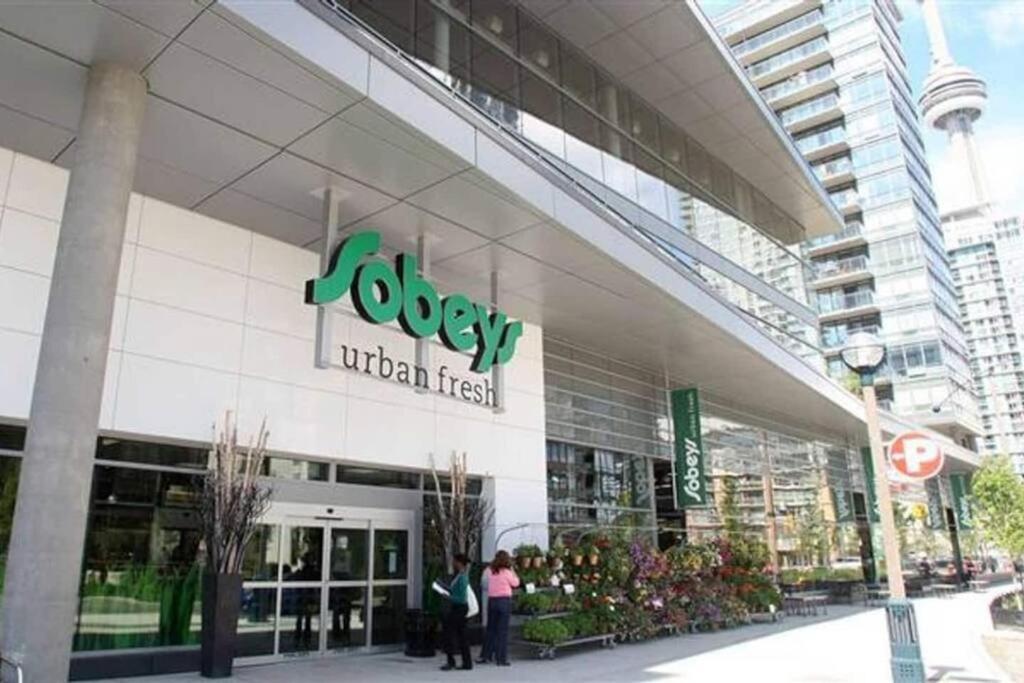 Stylish Condo Downtown Near CN Tower - Free parking