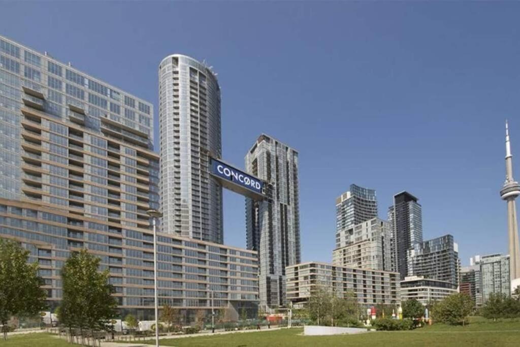Stylish Condo Downtown Near CN Tower - Free parking