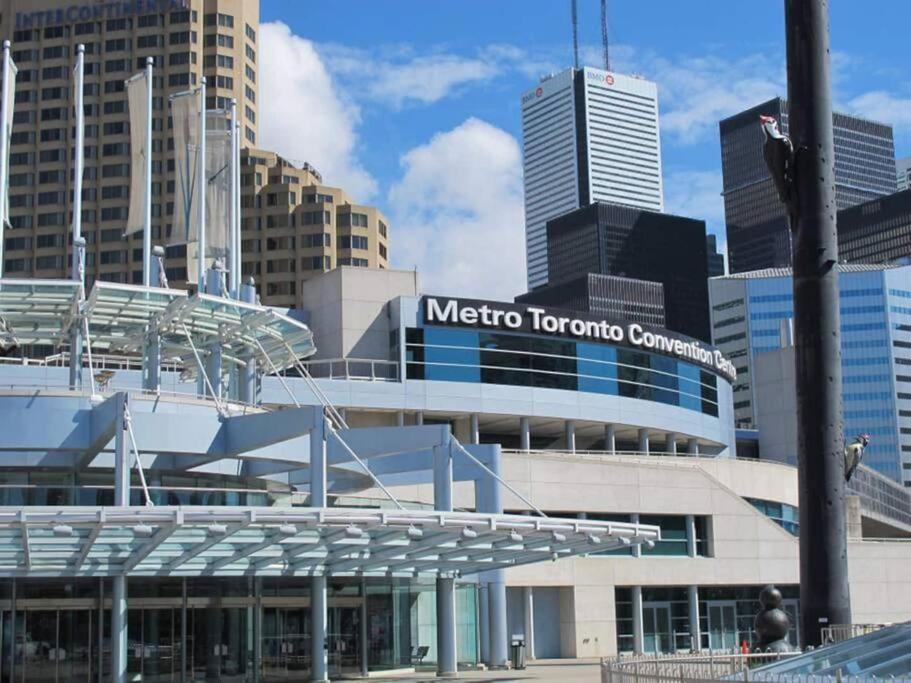 Stylish Condo Downtown Near CN Tower - Free parking