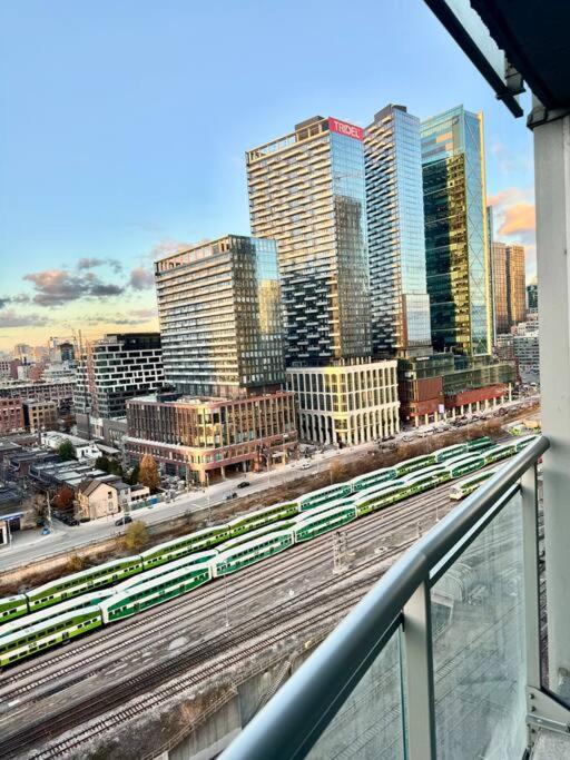 Stylish Condo Downtown Near CN Tower - Free parking