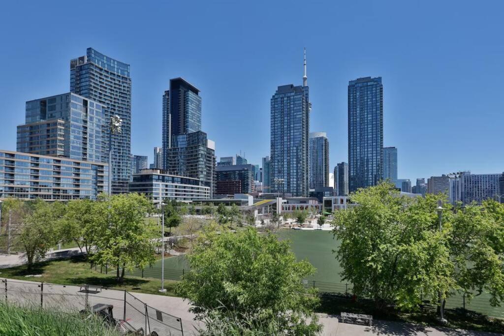 Stylish Condo Downtown Near CN Tower - Free parking
