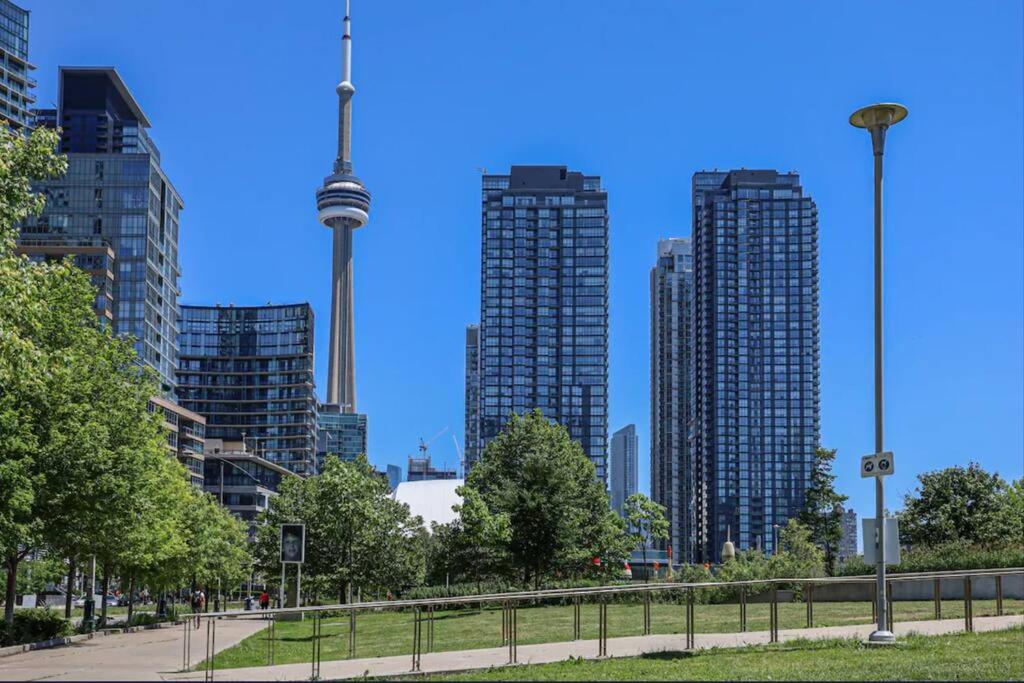 Stylish Condo Downtown Near CN Tower - Free parking