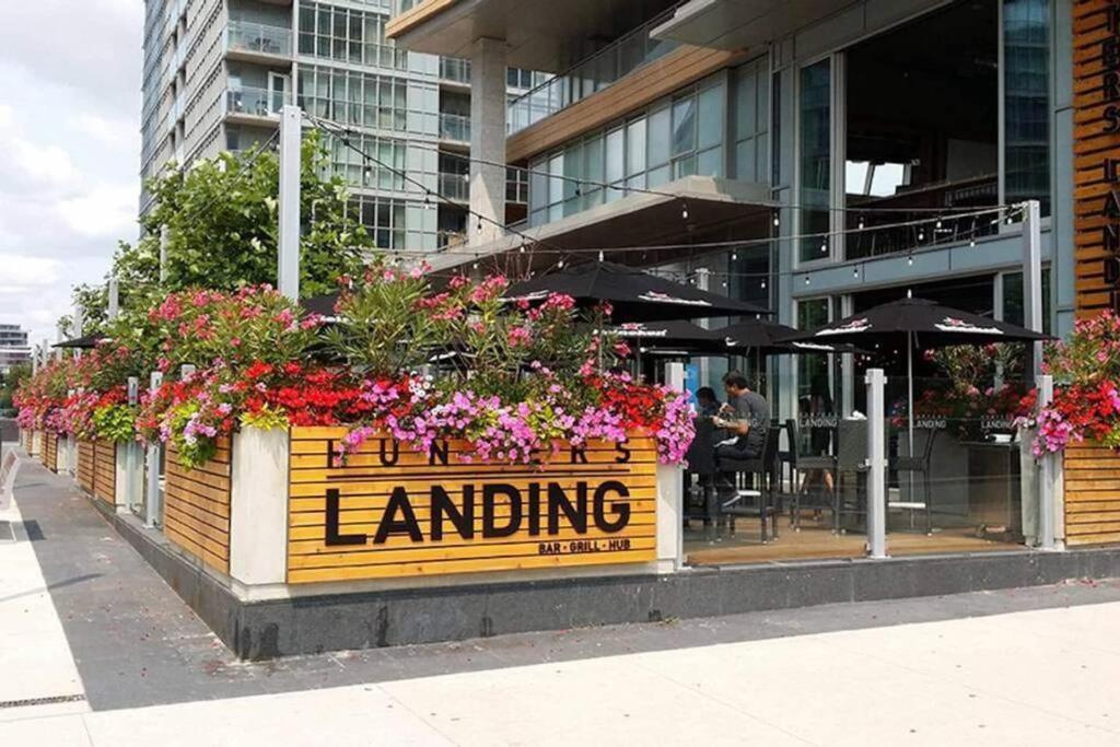 Stylish Condo Downtown Near CN Tower - Free parking