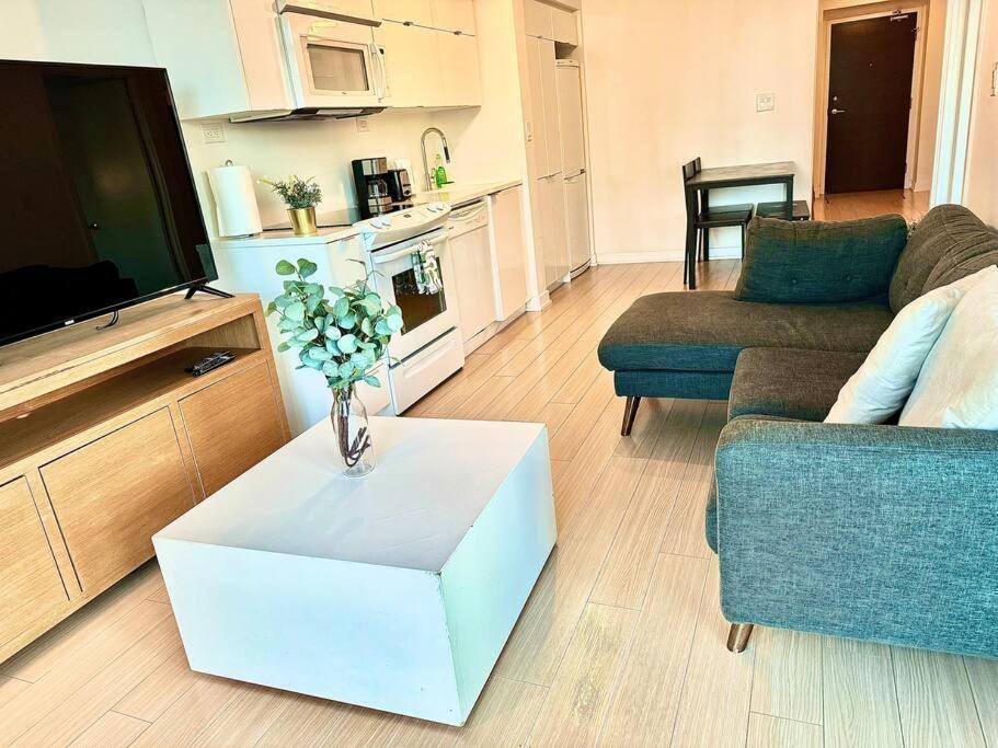 Stylish Condo Downtown Near CN Tower - Free parking