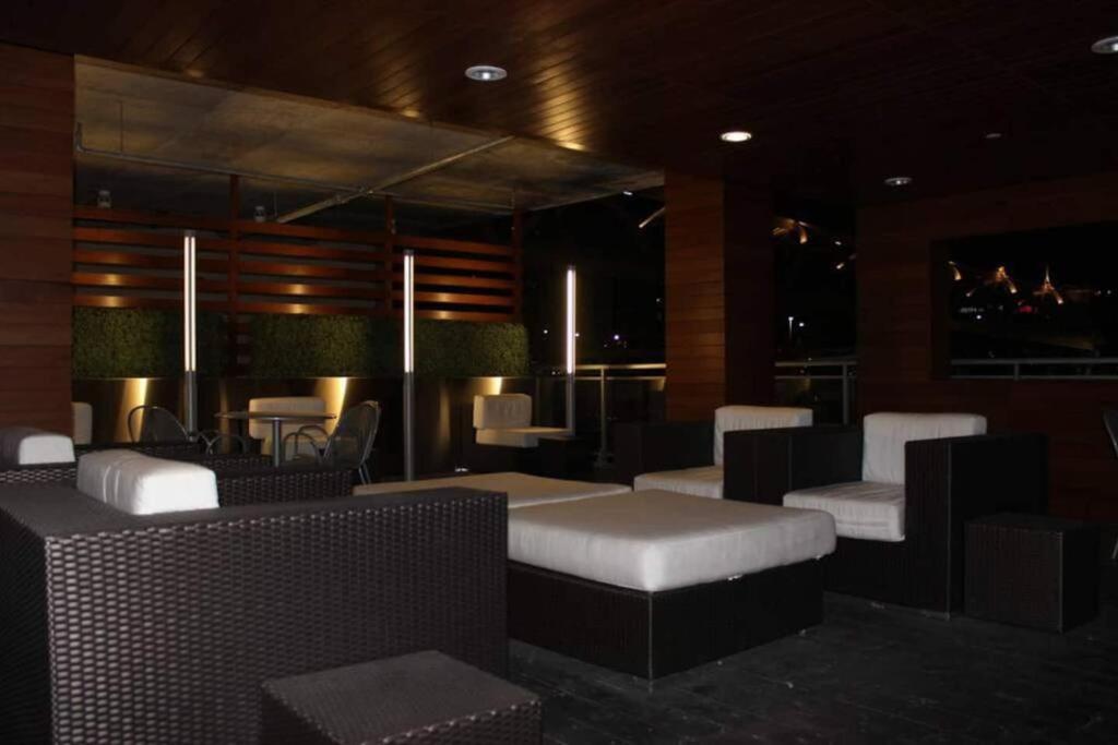 Stylish Condo Downtown Near CN Tower - Free parking