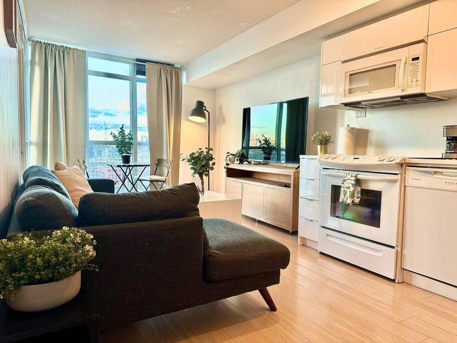 Stylish Condo Downtown Near CN Tower - Free parking