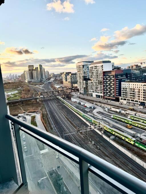 Stylish Condo Downtown Near CN Tower - Free parking