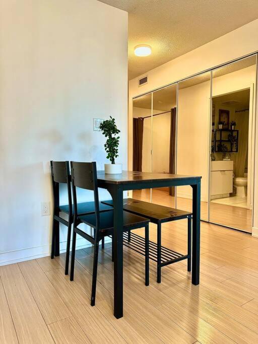 Stylish Condo Downtown Near CN Tower - Free parking