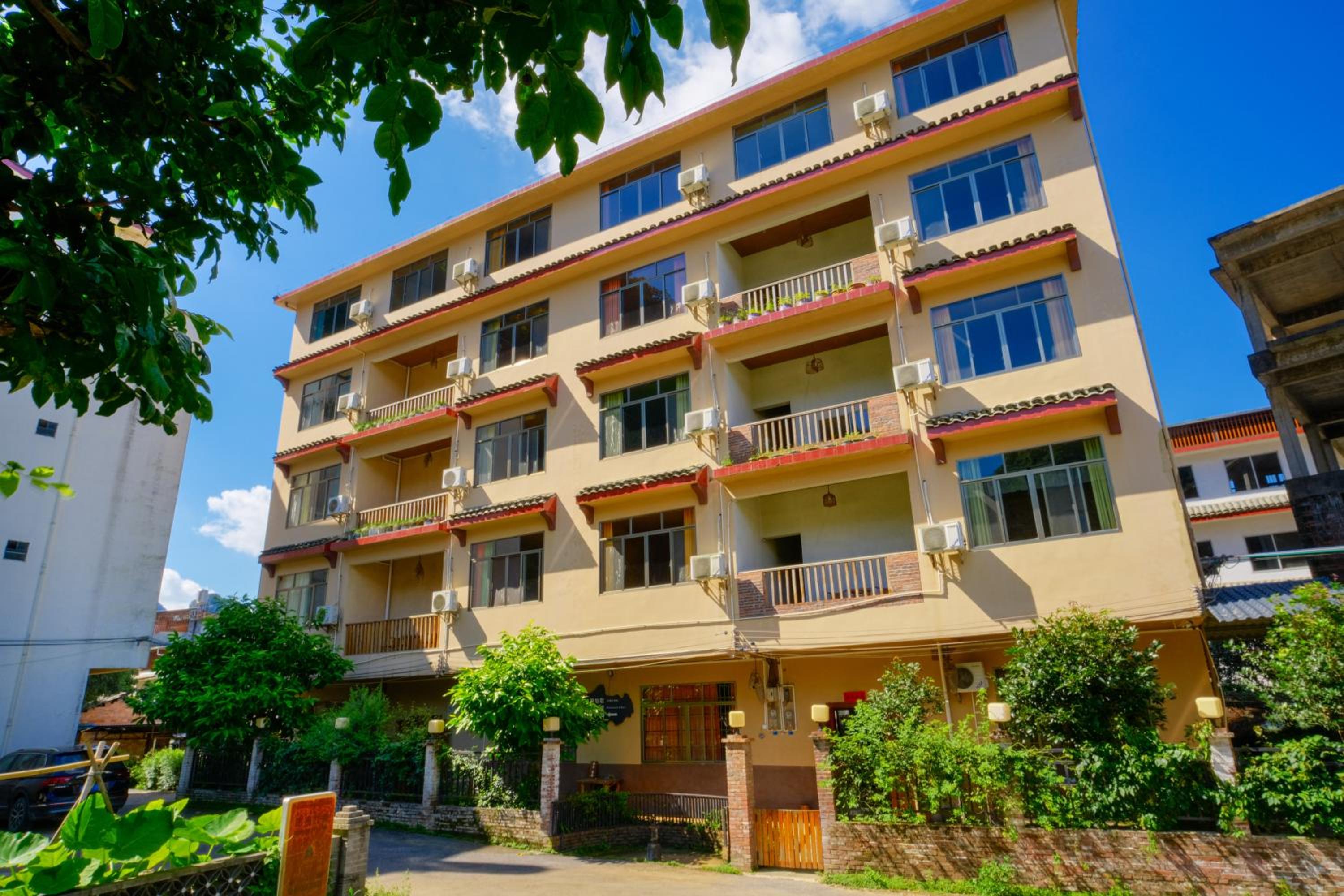 Yangshuo Eden's Social Guesthouse - Wake up to a hearty Western breakfast & fresh craft coffee & night beers & outdoor activities