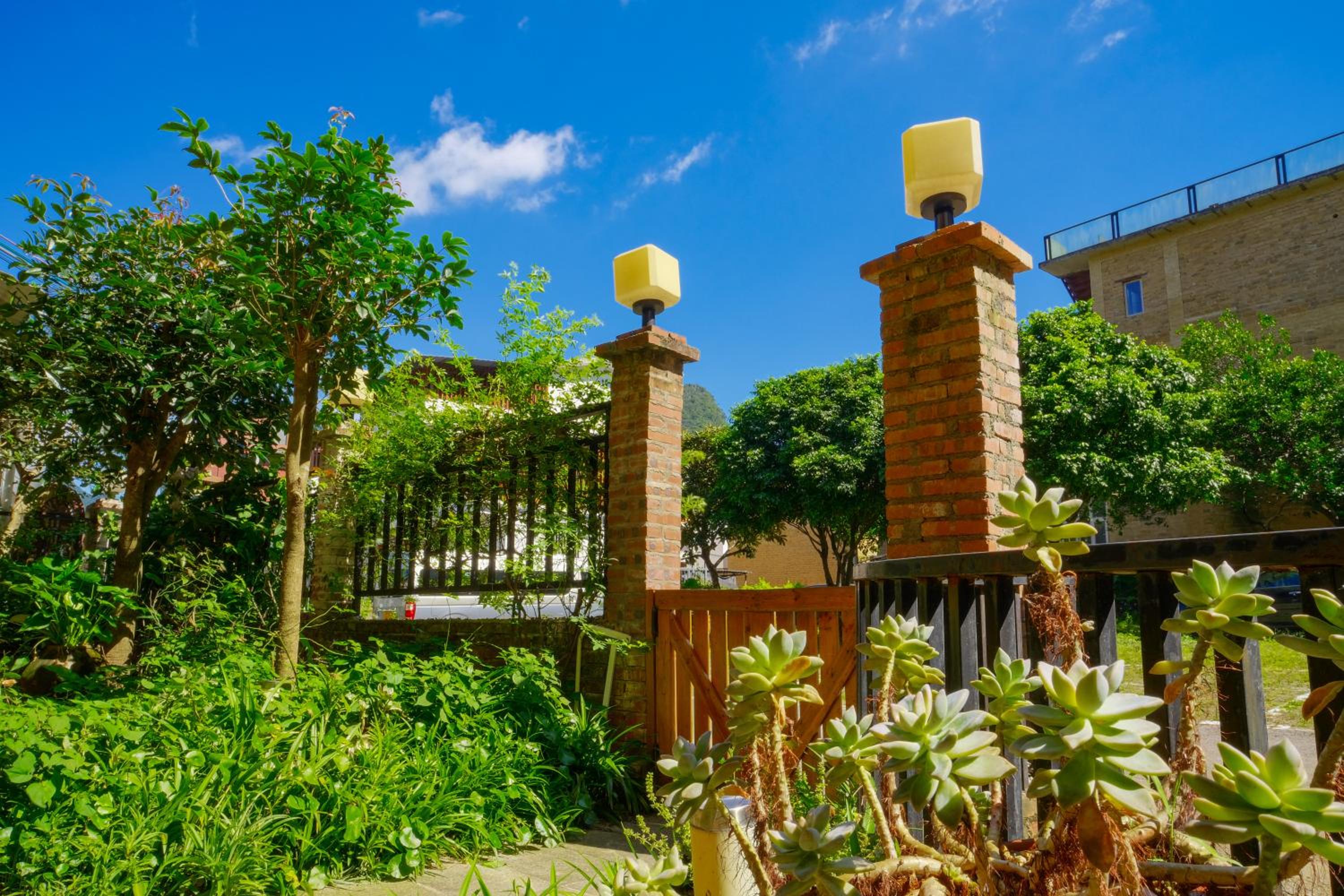 Yangshuo Eden's Social Guesthouse - Wake up to a hearty Western breakfast & fresh craft coffee & night beers & outdoor activities