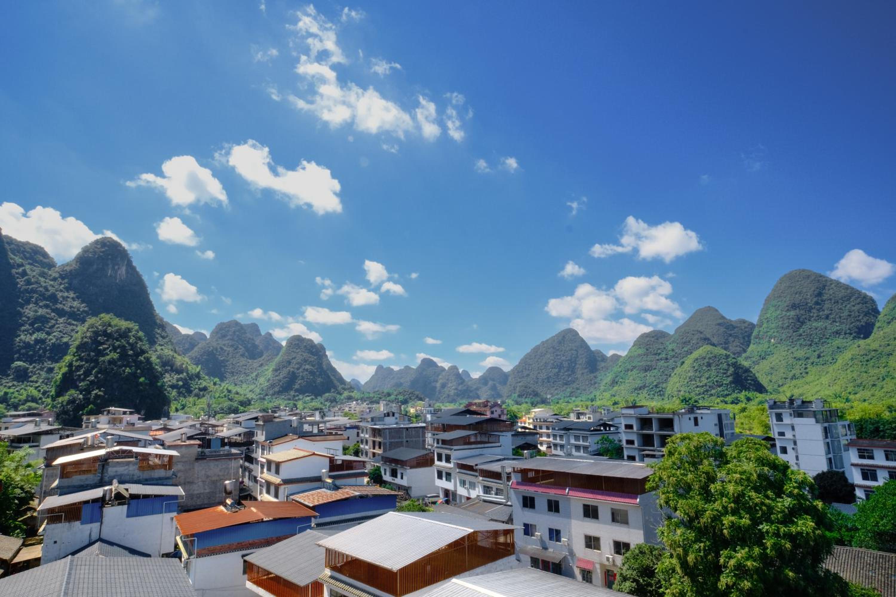 Yangshuo Eden's Social Guesthouse - Wake up to a hearty Western breakfast & fresh craft coffee & night beers & outdoor activities